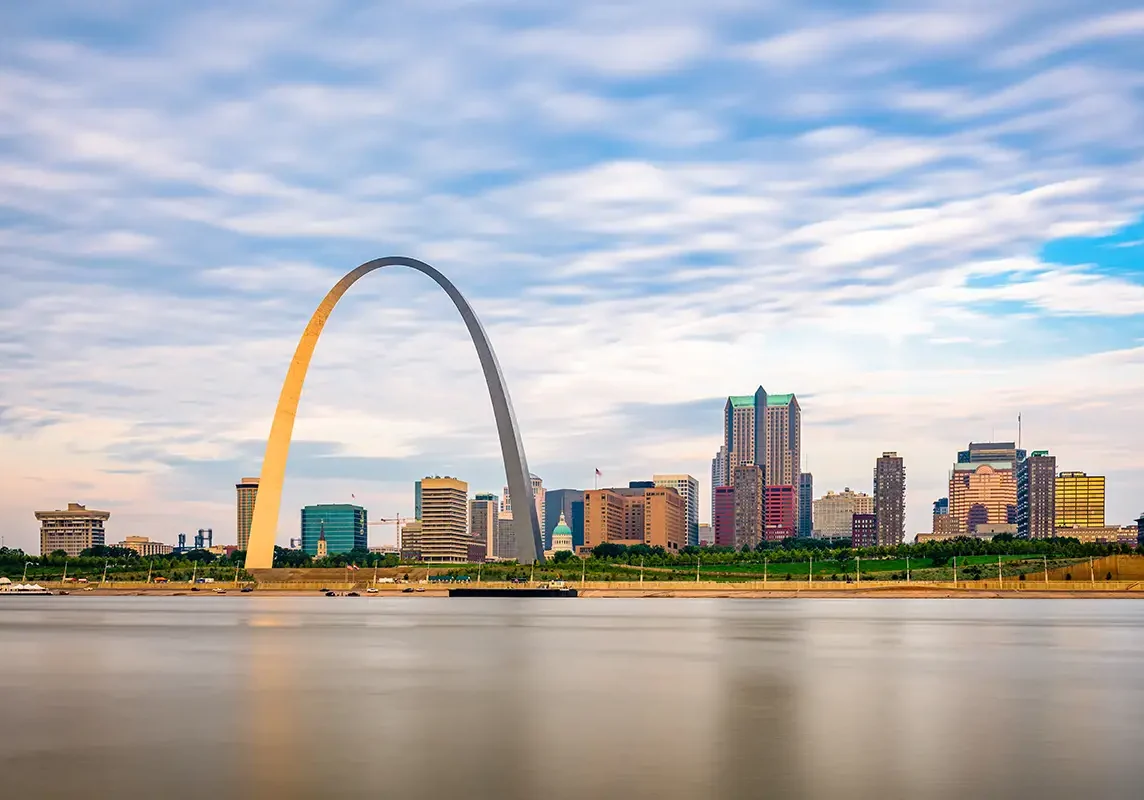 Wide photo of the St Louis arch and skyline